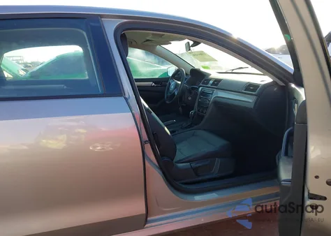 2013 Volkswagen Passat 2.5L Wolfsburg Edition z USA, uszkodzony, nr VIN 1VWAP7A33DC142135